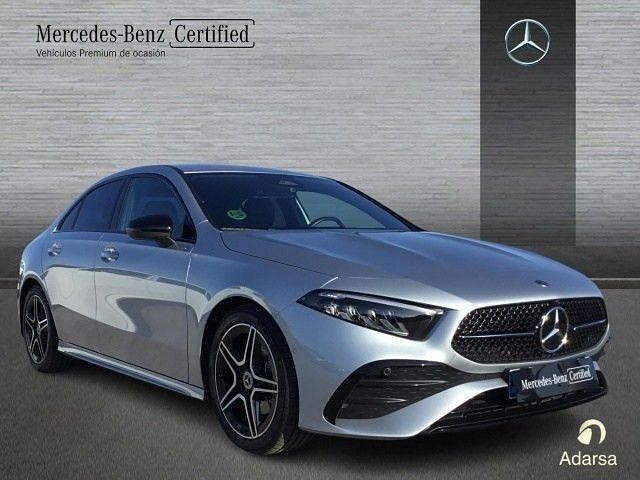Usado Mercedes A200 AMG line 150 CV (110 kW) 2025 Plata hightech Berlina
