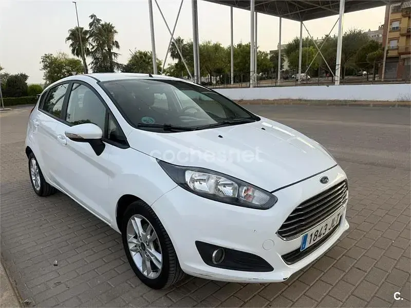 Usado Ford Fiesta Trend 75 CV (55 kW) 2016 Blanco Utilitario