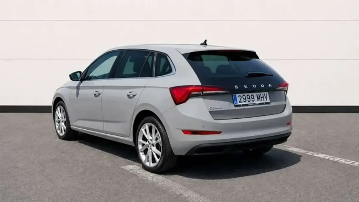Usado Skoda Scala Style 150 CV (110 kW) 2023 Gris Utilitario