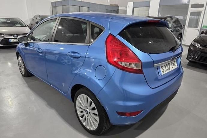 Usado Ford Fiesta Ghia 97 CV (71 kW) 2009 Azul Utilitario