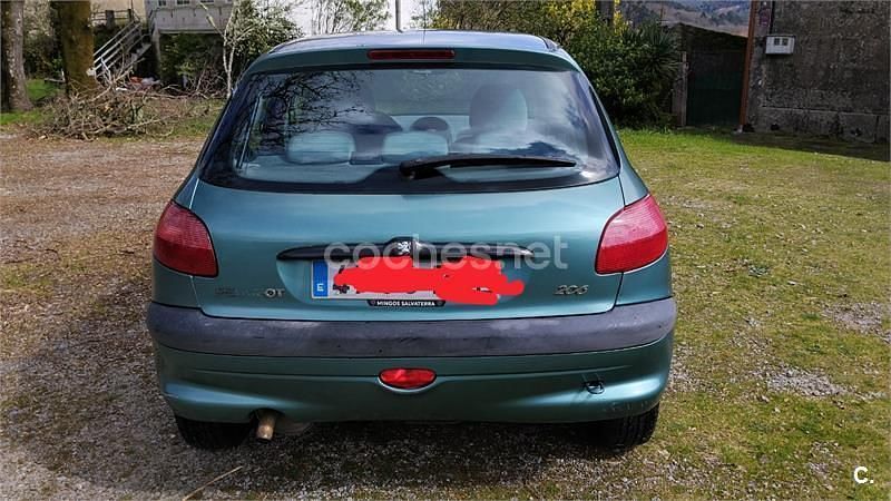Usado Peugeot 206 70 CV (51 kW) 2000 Verde Berlina