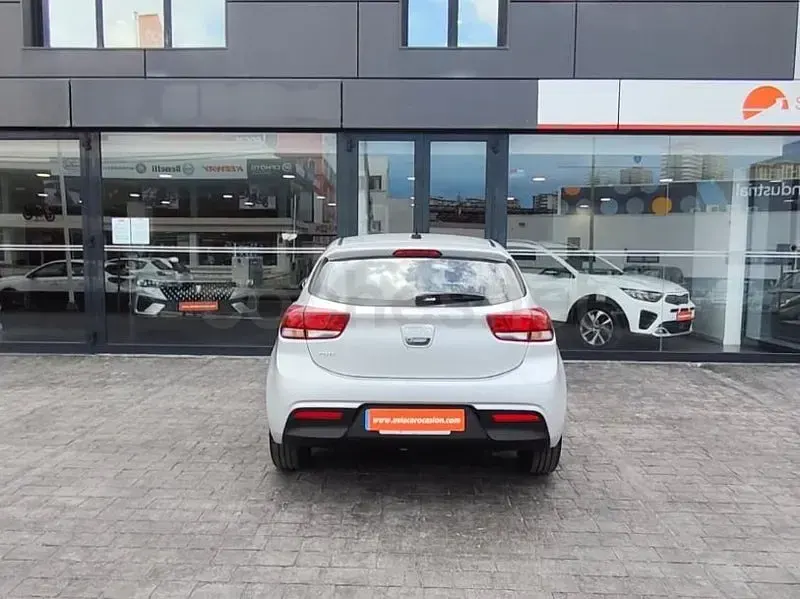 Usado Kia Rio 84 CV (61 kW) 2023 Gris / plata Berlina