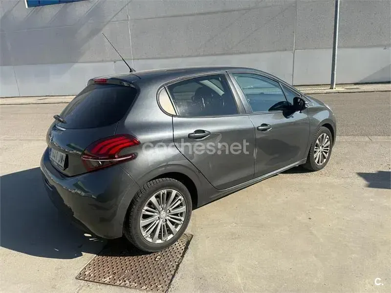 Usado Peugeot 208 75 CV (55 kW) 2017 Gris / plata Utilitario
