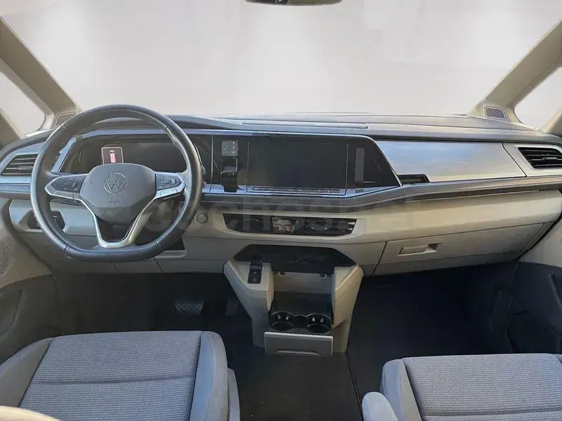 Usado VW Multivan 150 CV (110 kW) 2025 Rojo Monovolumen
