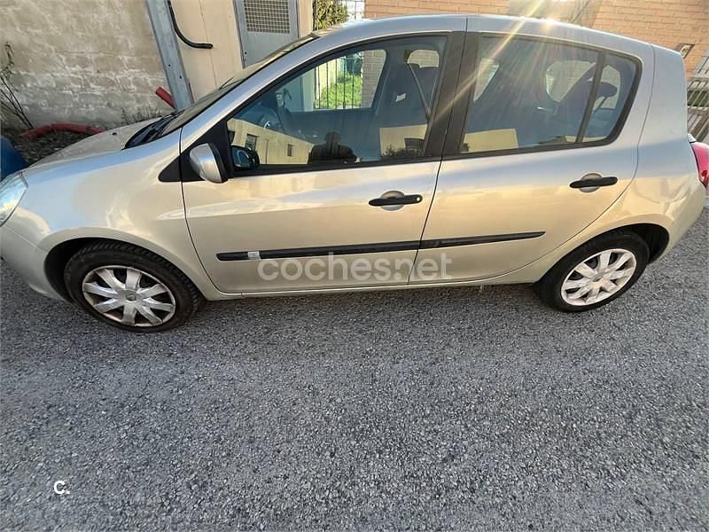 Beige Usado 2007 Renault Clio II Dynamique Berlina | 2800 € (Buen precio) - Imagen 1/4