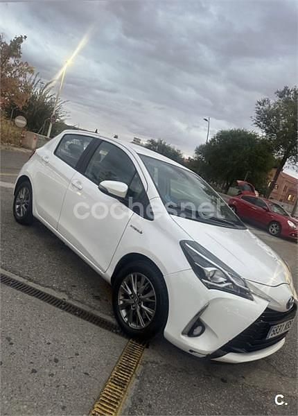 Usado Toyota Yaris Hybrid Active 100 CV (73 kW) 2017 Blanco Berlina