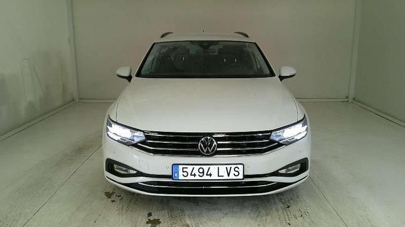 Usado VW Passat Executive 150 CV (110 kW) 2022 Blanco Familiar
