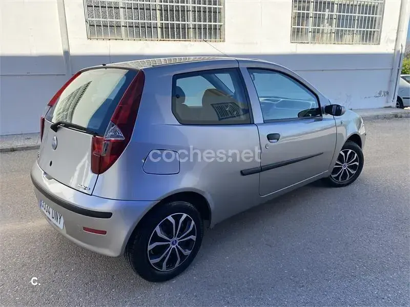 Usado Fiat Punto 70 CV (51 kW) 2005 Gris / plata Utilitario