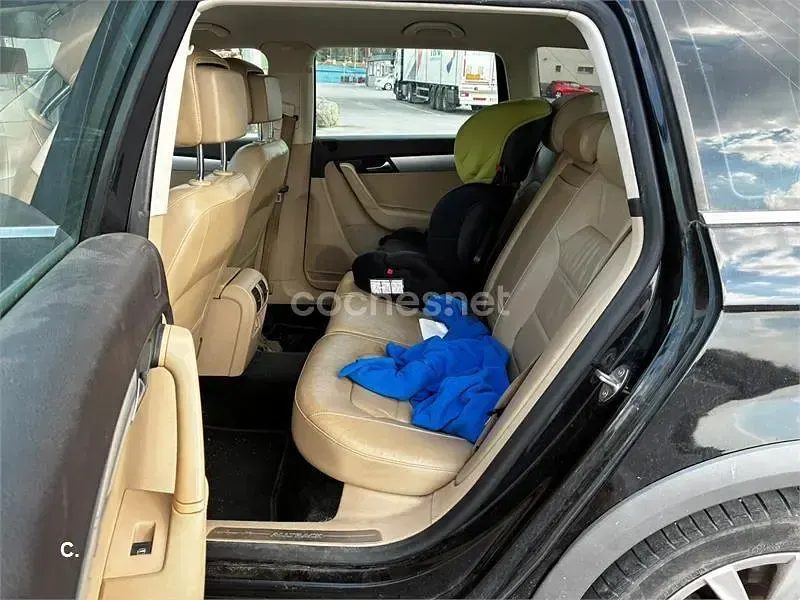 Usado VW Passat Alltrack 140 CV (102 kW) 2013 Negro Familiar