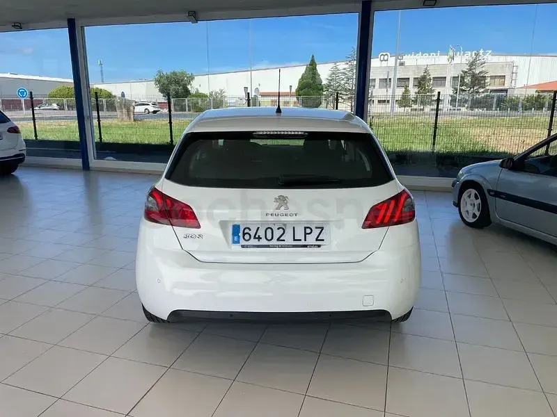 Usado Peugeot 308 Active 130 CV (95 kW) 2021 Blanco Berlina