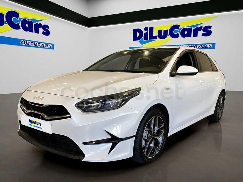 Begagnad Kia Ceed 120 HK (88 kW) 2022 Vit Halvkombi