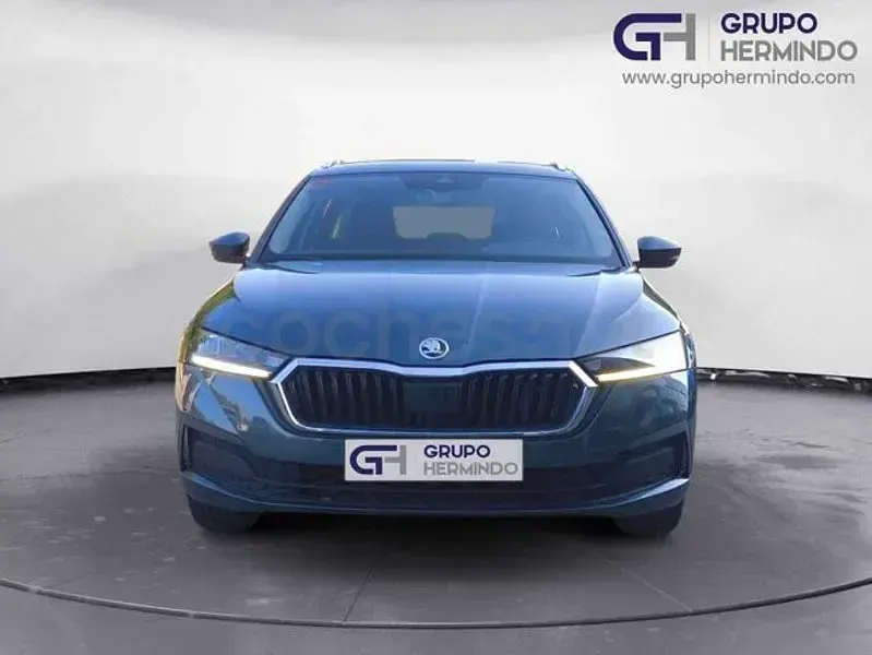 Usado Skoda Octavia Ambition 150 CV (110 kW) 2021 Gris / plata Familiar