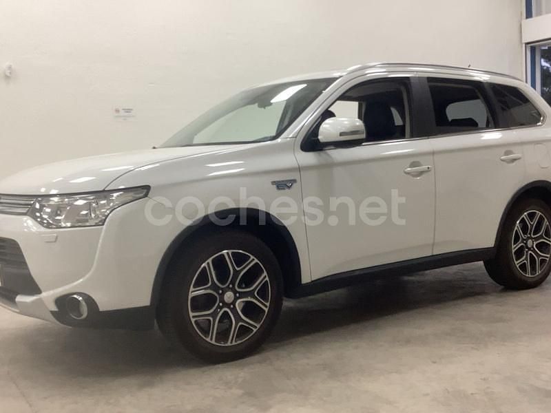 Blanco Usado 2015 Mitsubishi Outlander P-HEV Motion SUV | 9995 € (Precio justo) - Imagen 1/4
