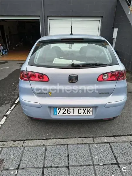 Usado Seat Ibiza Fresh 64 CV (47 kW) 2004 Azul Utilitario