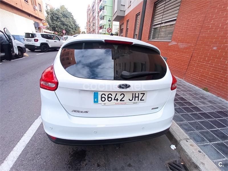 Begagnad Ford Focus Titanium 125 HK (91 kW) 2015 Vit Sedan