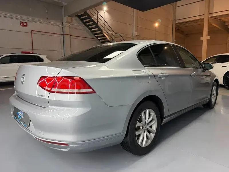 Usado VW Passat Edition 150 CV (110 kW) 2018 Gris / plata Berlina