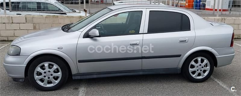 Usado Opel Astra Elegance 100 CV (73 kW) 2002 Gris / plata Berlina