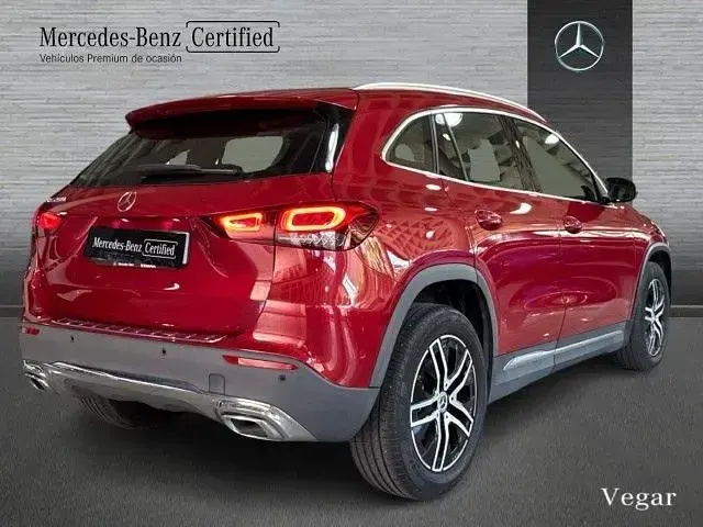 Usado Mercedes GLA200 163 CV (119 kW) 2022 Manufaktur rojo patagonia SUV