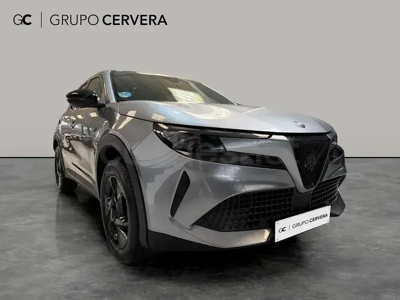 Usado Alfa Romeo Junior 136 CV (100 kW) 2025 Gris / plata SUV