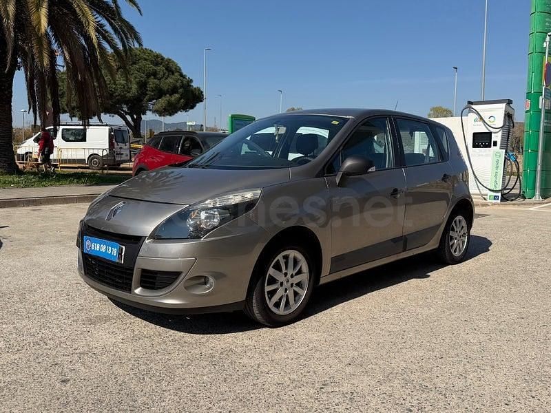 Usado Renault Scénic III Authentique 110 CV (80 kW) 2010 Marrón Monovolumen