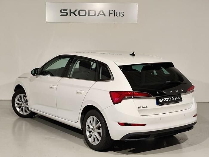 Usado Skoda Scala 110 CV (80 kW) 2022 Blanco Utilitario