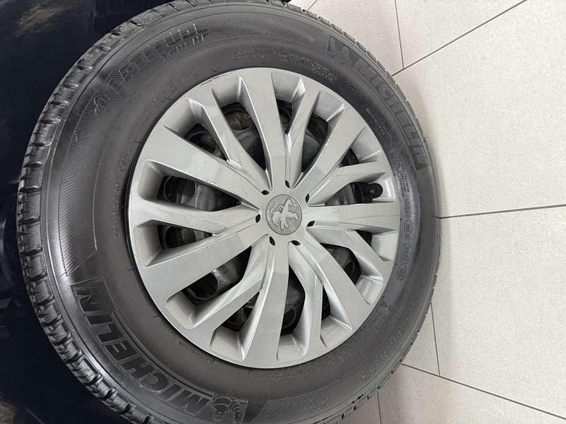 Usado Peugeot Rifter Allure 102 CV (75 kW) 2023 Monovolumen