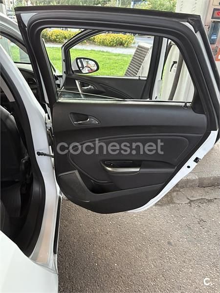Używany Opel Astra Selective 110 KM (80 kW) 2011 Biały Sedan/Limuzyna
