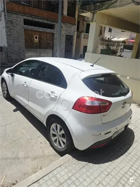 Usado Kia Rio 85 CV (62 kW) 2013 Blanco Berlina