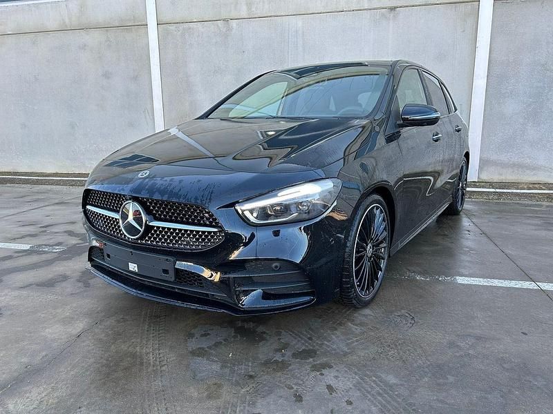Negro Usado 2023 Mercedes B180 AMG line Monovolumen | 54.554 € - Imagen 1/4