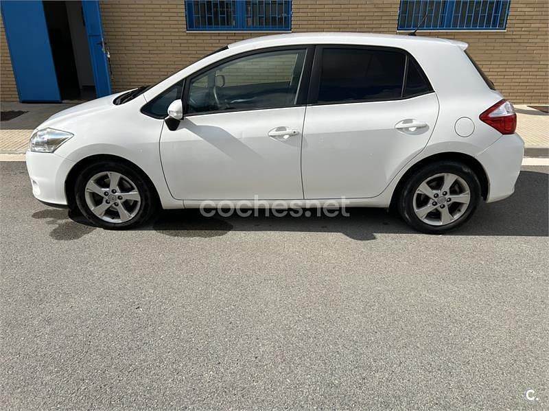 Usado Toyota Auris Active 126 CV (92 kW) 2011 Blanco Utilitario