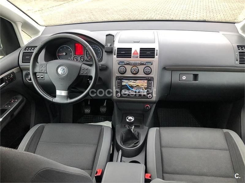 Usado VW Touran 140 CV (102 kW) 2009 Gris / plata Monovolumen