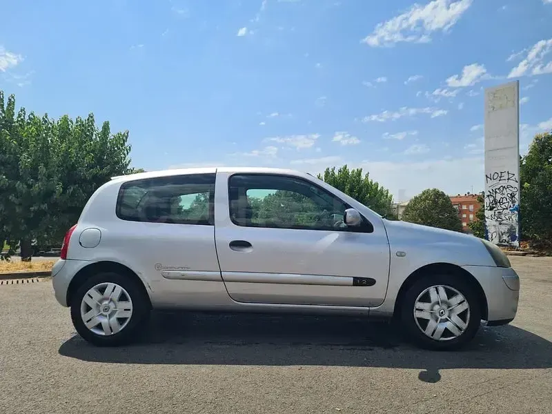 Usado Renault Clio II 60 CV (44 kW) 2006 Gris / plata Berlina