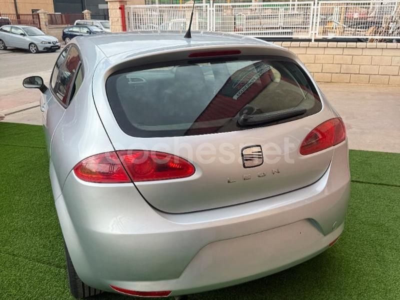 Usado Seat Leon Style 105 CV (77 kW) 2008 Gris / plata Berlina