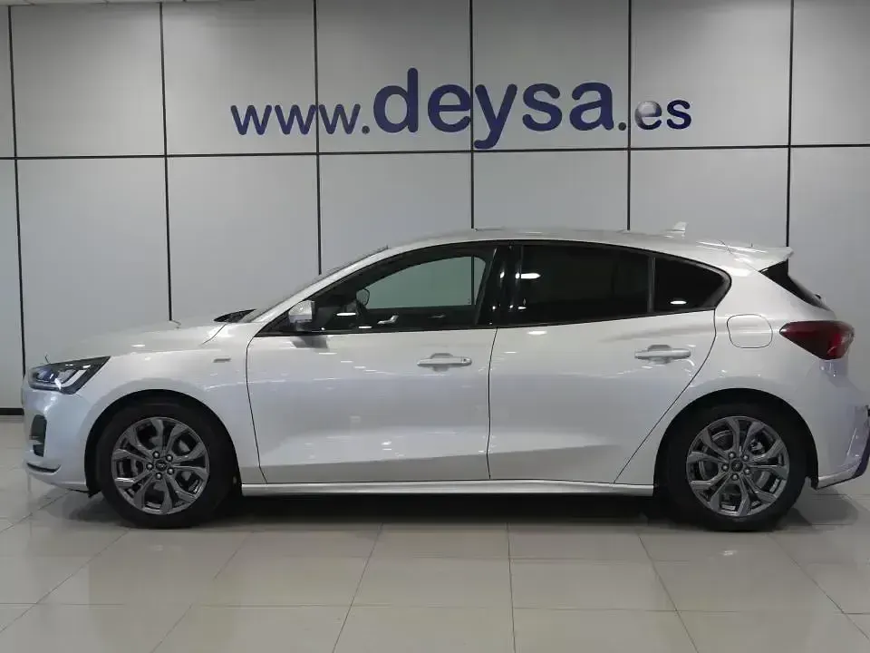 Käytetty Ford Focus ST-Line 155 HP (114 kW) 2023 Harmaa Sedan