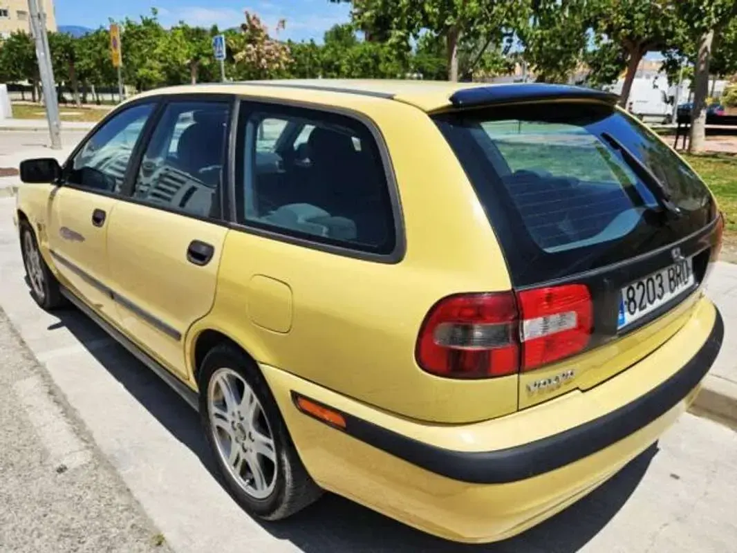 Usado Volvo V40 122 CV (89 kW) 2001 Amarillo Familiar