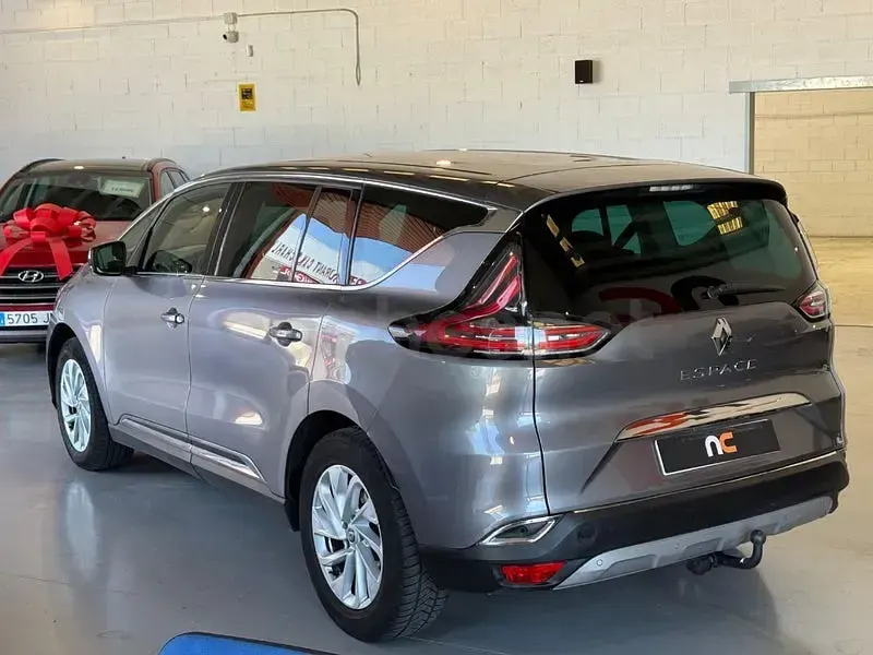 Usado Renault Espace Zen 160 CV (117 kW) 2017 Gris / plata Monovolumen