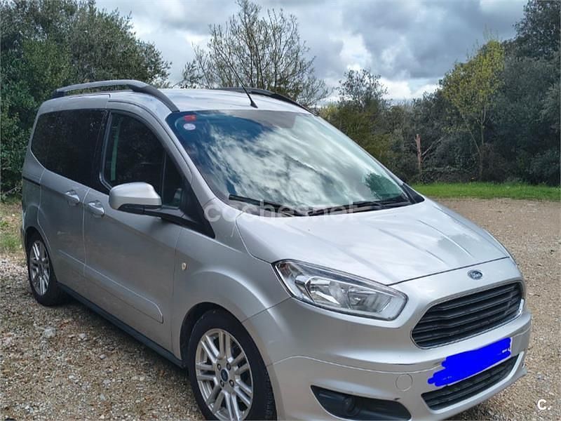 Usado Ford Tourneo Courier Titanium 100 CV (73 kW) 2017 Gris / plata Monovolumen