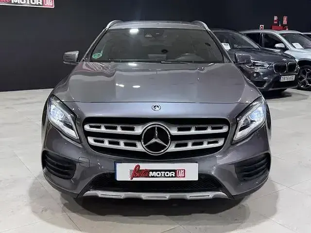 Usado Mercedes GLA180 122 CV (89 kW) 2019 Gris / plata SUV