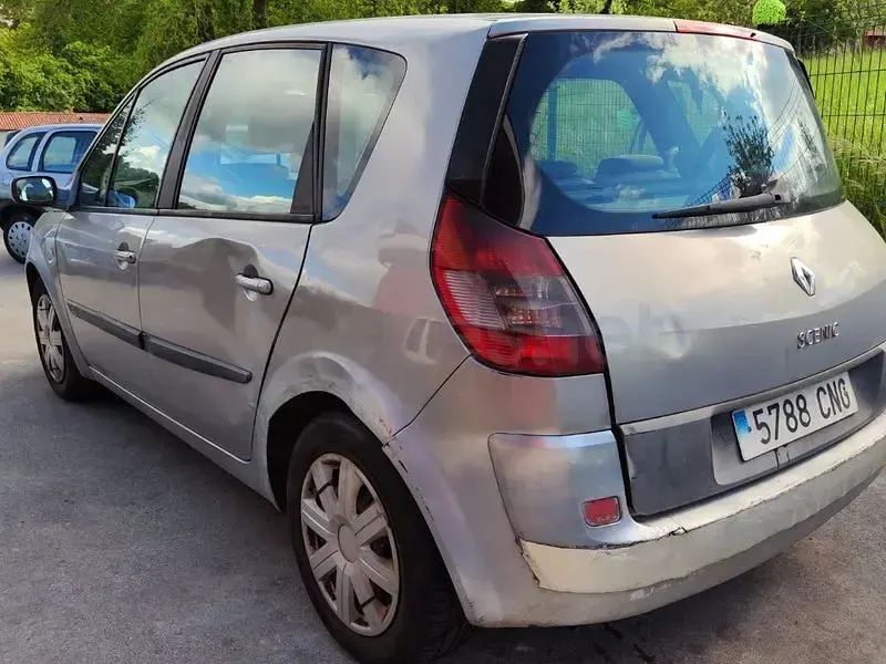 Usado Renault Scénic Dynamique 120 CV (88 kW) 2003 Gris / plata Monovolumen
