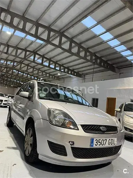 Begagnad Ford Fiesta Futura 68 HK (50 kW) 2009 Grå Sedan