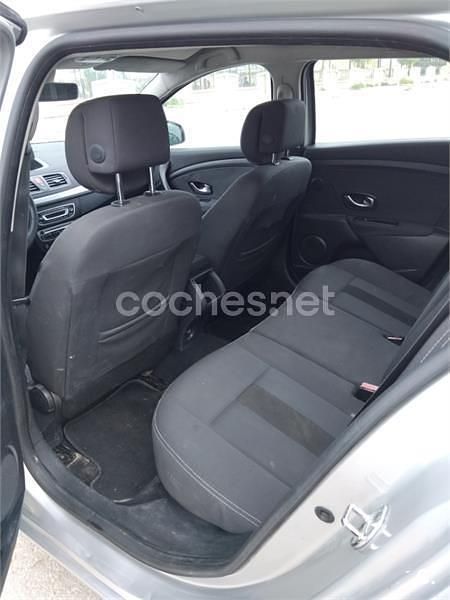 Usado Renault Mégane Dynamique 105 CV (77 kW) 2011 Gris / plata Berlina