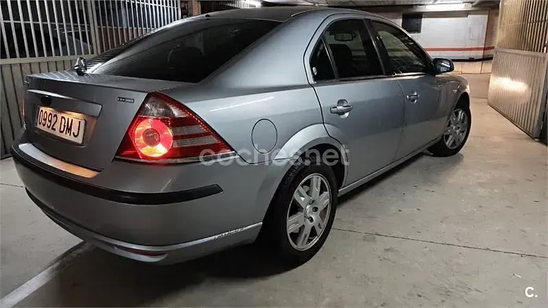 Usado Ford Mondeo Trend 130 CV (95 kW) 2005 Gris / plata Berlina