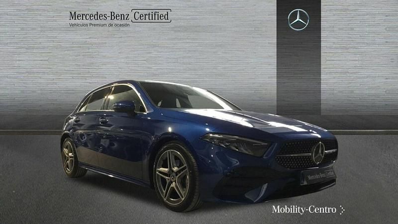 Usado Mercedes A180 AMG line 116 CV (85 kW) 2024 Azul espectra Utilitario