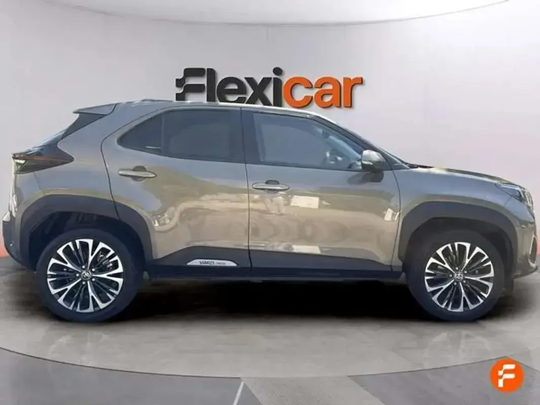 Usado Toyota Yaris Cross Style 116 CV (85 kW) 2022 Gris SUV