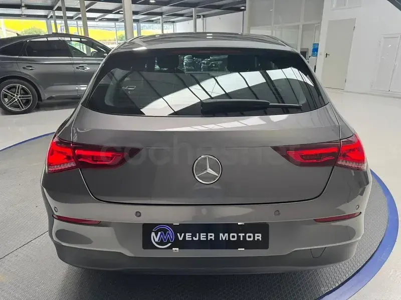 Usado Mercedes CLA200 Shooting Brake 150 CV (110 kW) 2020 Gris / plata Familiar