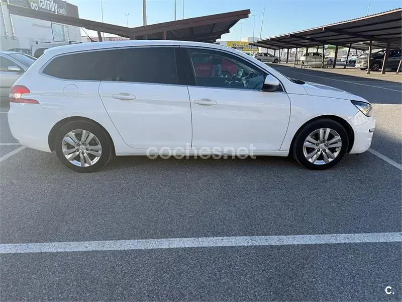 Usado Peugeot 308 SW Business-Line 120 CV (88 kW) 2015 Blanco Familiar