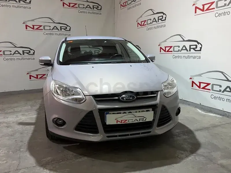 Usado Ford Focus Trend 100 CV (73 kW) 2013 Gris / plata Berlina