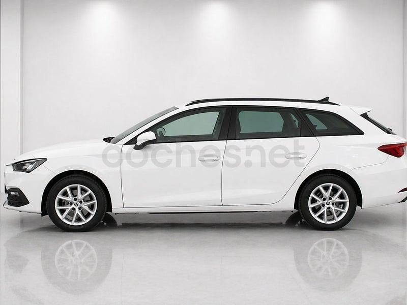 Usado Seat Leon Style 150 CV (110 kW) 2021 Blanco Familiar
