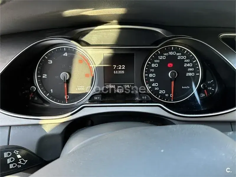 Usado Audi A4 120 CV (88 kW) 2012 Gris / plata Berlina