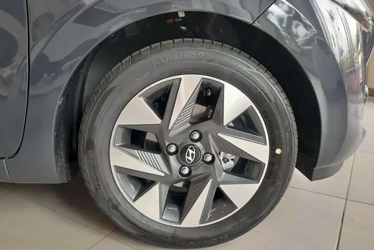 Usado Hyundai i10 79 CV (58 kW) 2025 Gris Utilitario
